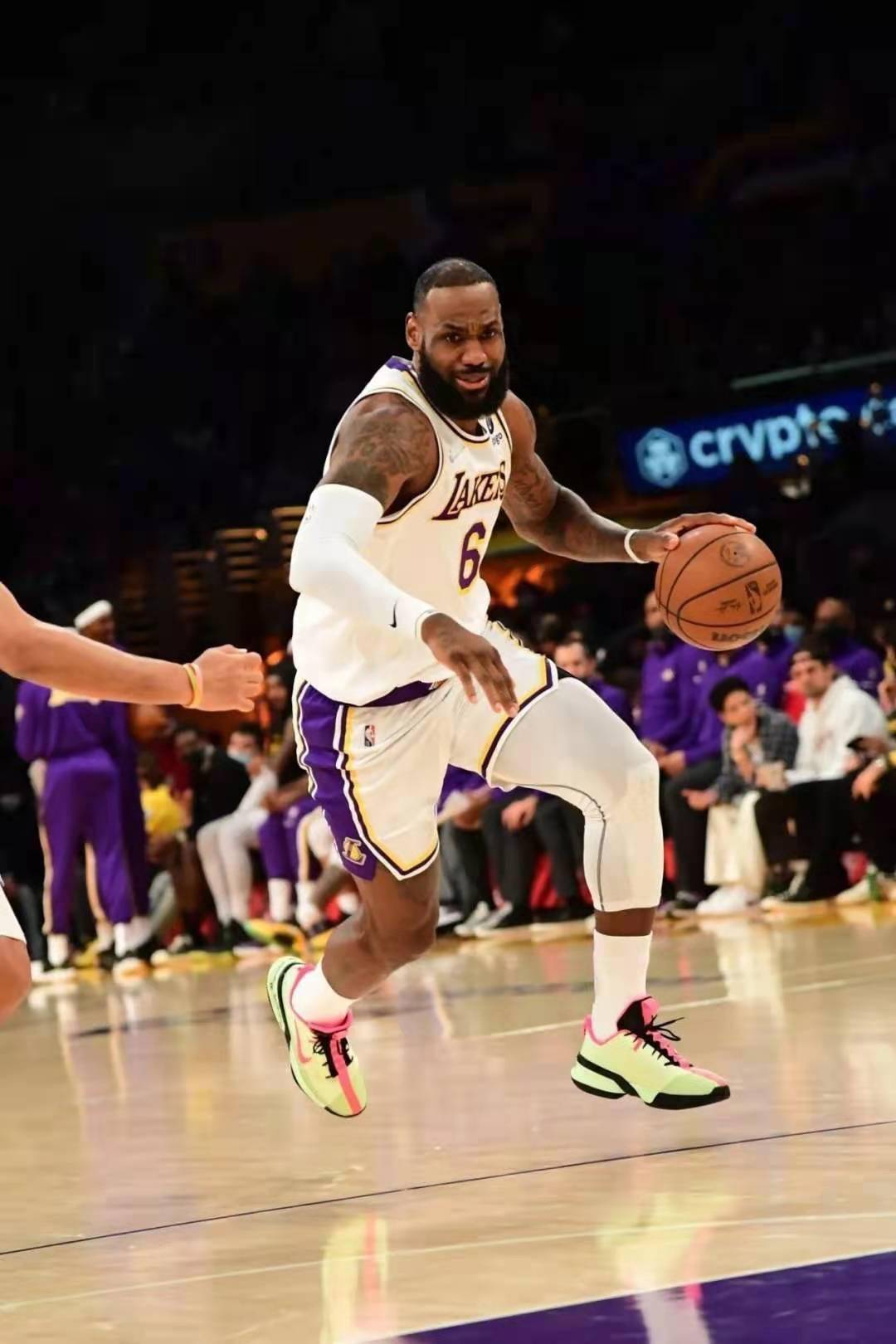 包含国王杯赛前走向成谜，布鲁克林篮网手感冰凉，管理层满意，团队化学反应显著的词条