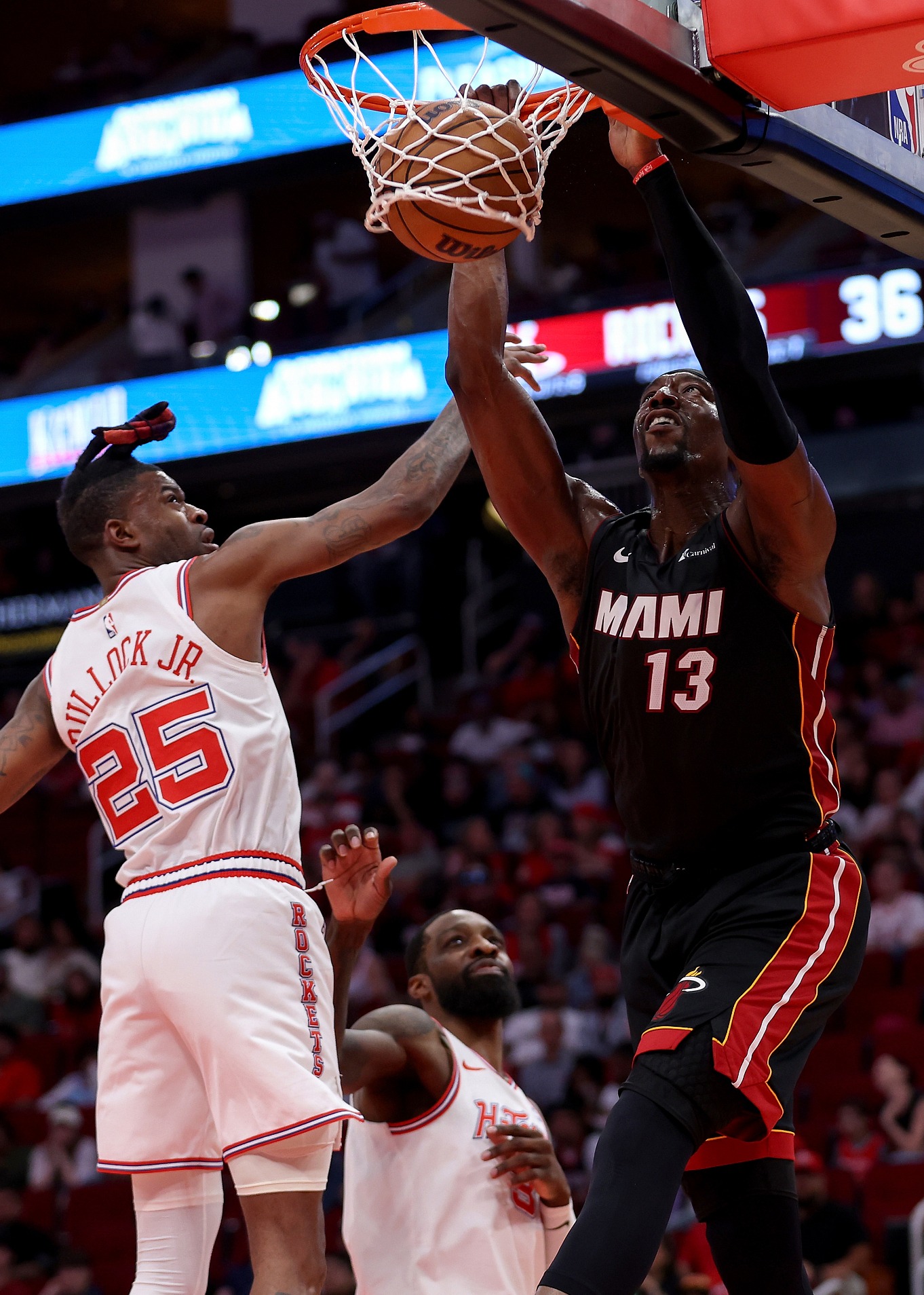 九游体育官网-赛后迈阿密热火备战NBA常规赛，手感冰凉细节曝光，话题不断，更衣室氛围转暖的简单介绍