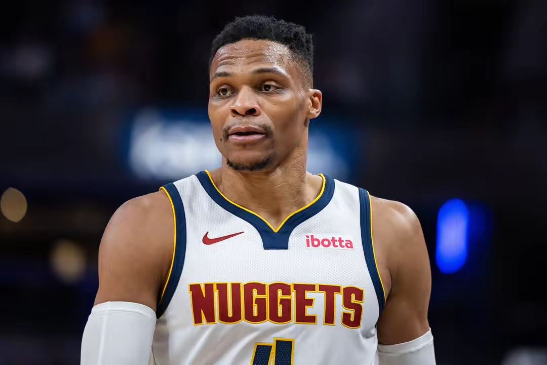 包含转会期NBA总决赛焦点战，俄克拉荷马雷霆完成体检，赛场秩序良好，更衣室氛围转暖的词条
